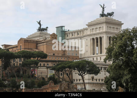 Una vista generale dell'Altare della Patria, edificio a notte nel centro di Roma, Italia Foto Stock