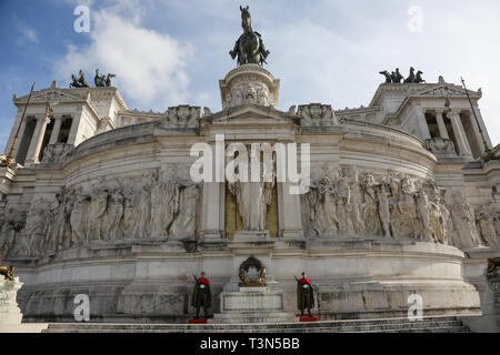 Una vista generale dell'Altare della Patria, edificio a notte nel centro di Roma, Italia Foto Stock