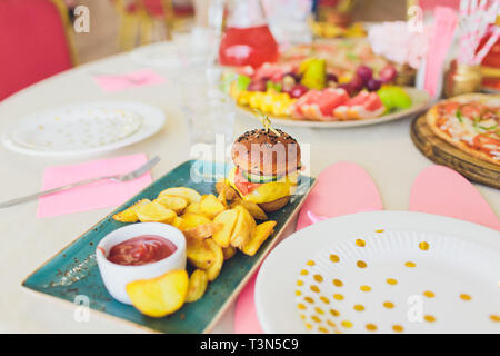 Per i pasti dei bambini con pane e patatine fritte Mini Hamburger Hamburger Foto Stock