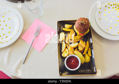 Per i pasti dei bambini con pane e patatine fritte Mini Hamburger Hamburger Foto Stock