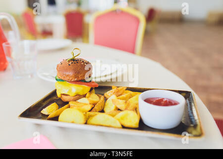 Per i pasti dei bambini con pane e patatine fritte Mini Hamburger Hamburger Foto Stock