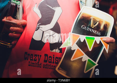 Ufa, Russia, HARAT'S PUB, 15 Novembre, 2018: birra Guinness birra Guinness tappo della bottiglia in bolle Foto Stock