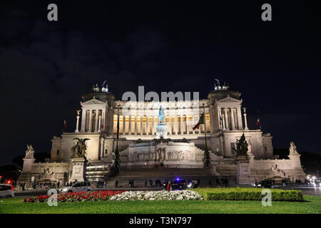 Una vista generale dell'Altare della Patria, edificio a notte nel centro di Roma, Italia Foto Stock