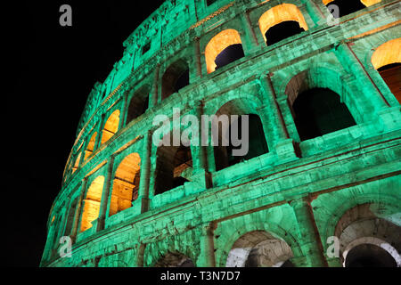 Una vista generale del Colosseo illuminato di verde per festeggiare il giorno di San Patrizio nel marzo 2019 Foto Stock