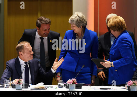 Bruxelles, Belgio - 10 aprile:(L-R) Presidente del Consiglio europeo Donald Tusk, Primo Ministro britannico Theresa Maggio e il Cancelliere tedesco Angela Merkel parlare ad una tavola rotonda il 10 aprile 2019 a Bruxelles in Belgio.Theresa Maggio presenta formalmente il suo caso alla Unione europea per un breve ritardo di Brexit fino al 30 giugno 2019. Gli altri leader dell'UE sarà quindi discutere su come rispondere a una cena senza di lei. (Foto di Leon Neal - Piscina/Getty Images) Foto Stock