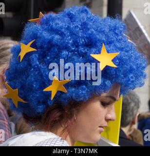 Giovane ragazza che indossa blu parrucca afro con stelle d'oro presso i popoli' voto anti-Brexit marzo a Londra il 23 marzo 2019 Foto Stock