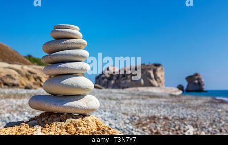 Pila di pietre su Aphrodite Beach, Cipro Foto Stock