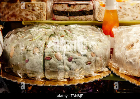 La cottura con del marzapane sotto forma di frutti vari e . Tradizionali dolci veneziani. Foto Stock