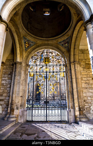 Dorato ornata cancellata in ferro battuto a Radcliffe Square entrata a tutte le anime College, Oxford, Regno Unito Foto Stock