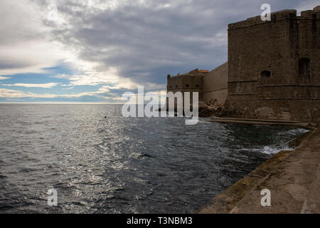 Porporela frangiflutti e il San Giovanni Rocca a guardia del vecchio porto, Dubrovnik, Croazia Foto Stock