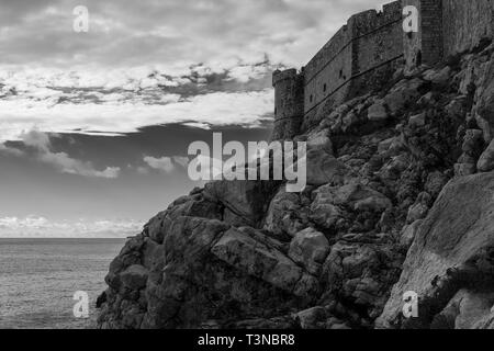 Sv. Petar torre e la città di mura difensive, stari grad, Dubrovnik, Croazia, dal Buža 2 bar. Versione in bianco e nero Foto Stock