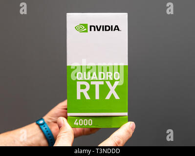 Parigi Francia - Mar 28 2019: Senior uomo che mostra le scatole di cartone prima di unboxing di Nvidia Quadro RTX workstation 4000 GPU migliori caratteristiche per CGi e architetti Foto Stock