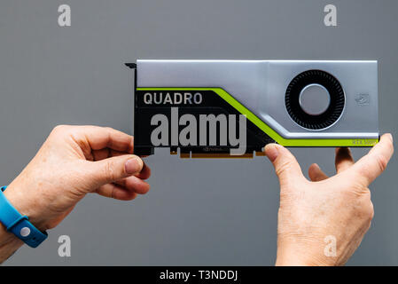 Parigi, Francia - Mar 28 2019: Senior uomo mostra ultima Nvidia Quadro di RTX 4000 GPU per workstation contro uno sfondo grigio Foto Stock