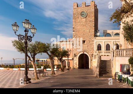 Piazza IX Aprile con porta di mezzo, Torre dell'Orologio e porta d'ingresso, a Taormina, Sicilia, Italia