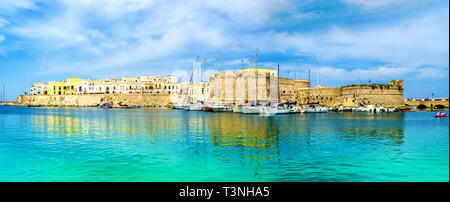 Vista di Gallipoli città vecchia e il porto, Regione Puglia, Italia Meridionale Foto Stock