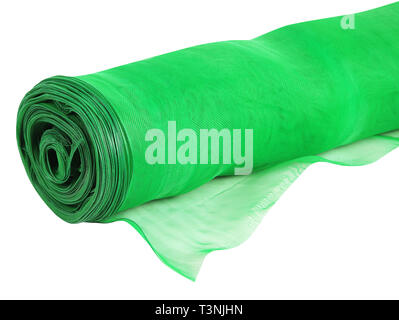 Rotolo di rete verde di zanzara isolato su bianco Foto Stock