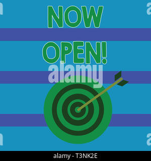 Conceptual la scrittura a mano che mostra ora aperta. Concetto significato lasciare la porta o windows non chiuso o bloccato in questo momento attuale colore scheda Dart con freccia Foto Stock