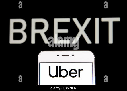 Hong Kong. 5 apr, 2019. In questa illustrazione della foto di un American ridesharing online e la rete di trasporto company logo Uber è visto su un androide dispositivo mobile con un messaggio Brexit in background. Credito: Budrul Chukrut SOPA/images/ZUMA filo/Alamy Live News Foto Stock