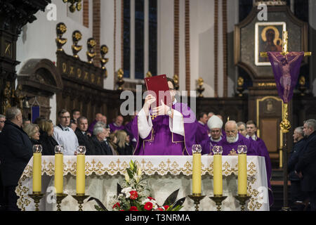 Varsavia, Mazowieckie, Polonia. Decimo Apr, 2019. Il vescovo visto che portano la santa messa presso la chiesa di San Giovanni Battista durante l anniversario Credito: Attila Husejnow SOPA/images/ZUMA filo/Alamy Live News Foto Stock