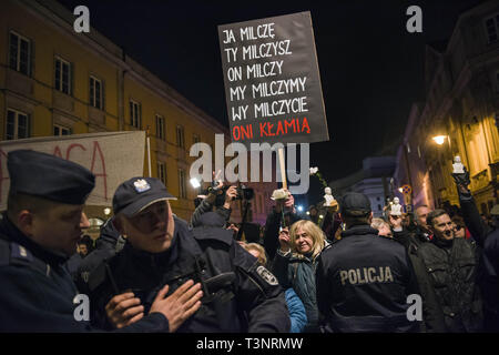 Varsavia, Mazowieckie, Polonia. Decimo Apr, 2019. Gli avversari di Jaroslaw Kaczynski sono visti incontro presso il percorso del marzo di memoria. Credito: Attila Husejnow SOPA/images/ZUMA filo/Alamy Live News Foto Stock