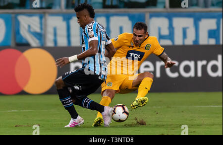 RS - Porto Alegre - 04/10/2019 - Libertadores 2019, Gremio x Rosario Central - Cortez fare Gremio contesta una lancia con Jarlan Herrera dalla centrale di Rosario durante la partita all'Arena do Gremio per la Libertadores 2019 campionato foto: Jeferson Guareze / AGIF Foto Stock