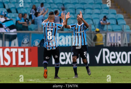 RS - Porto Alegre - 04/10/2019 - Libertadores 2019, Gremio x Rosario Central - Jean Pyerre fare Gremio commemorare il suo obiettivo con Maicon durante la partita contro il Rosario Central all'Arena do Gremio per la Libertadores 2019 campionato. Foto: Jeferson Guareze / AGIF Foto Stock