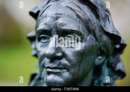 Baden Baden, Germania. 04 apr, 2019. Un busto con il ritratto del pianista e compositore Clara Schumann si erge sul bordo del monastero di prato. Clara Schumann il compleanno. Vi ha trascorso dieci felice, creative anni dopo la morte di suo marito. Ora lei ritorna - come il personaggio principale del mondo premiere della camera opera 'Clara". Credito: Uwe Anspach/dpa/Alamy Live News Foto Stock