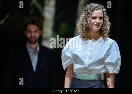 Baden Baden, Germania. 04 apr, 2019. Theresa Immerz come Clara e Johannes Fritsche come Robert sono sul palco del Stadttheater durante una prova per la camera opera 'Clara". Baden-Baden celebra il duecentesimo compleanno di Clara Schumann. Vi ha trascorso dieci felice, creative anni dopo la morte di suo marito. Ora lei ritorna - come il personaggio principale del mondo premiere della camera opera 'Clara". Credito: Uwe Anspach/dpa/Alamy Live News Foto Stock