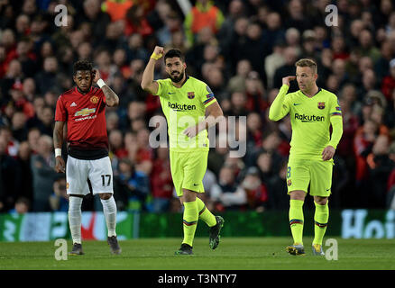 Manchester. Xi Apr, 2019. Barcellona Luis Suarez (C) celebra un proprio-obiettivo da Manchester United Luca Shaw durante la UEFA Champions League Quarter-Final prima gamba match fra Manchester United e Barcellona a Old Trafford a Manchester in Gran Bretagna il 10 aprile 2019. Barcellona ha vinto 1-0. Credito: Xinhua/Alamy Live News Foto Stock