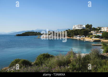 Ksamil, Albania. 14 Maggio, 2015. Vista della spiaggia nel villaggio di Ksamil, vicino al sud della città albanese di Saranda. Credito: Nick St.Oegger/ZUMA filo/Alamy Live News Foto Stock