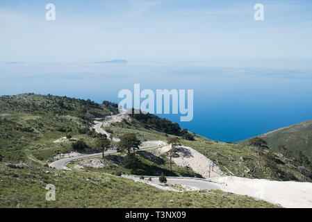 Orikum, Albania. Il 5 maggio, 2015. Vista del sud della costa albanese da Llogara passano in Vlorë County, Albania. Il Llogara nelle vicinanze del Parco Nazionale è una popolare destinazione turistica per escursionismo e campeggio. Credito: Nick St.Oegger/ZUMA filo/Alamy Live News Foto Stock