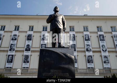 Il monumento del Presidente Lech Kaczynski, tragicamente scomparso in un incidente aereo visto durante l'anniversario. Il nono anniversario della 2010 Smolensk disastro aereo. Il 10 aprile 2010, il Presidente Lech Kaczynski, sua moglie e decine di alti funzionari del governo e i comandanti militari sono tragicamente morti nel disastro aereo vicino a Smolensk, Russia occidentale. Foto Stock