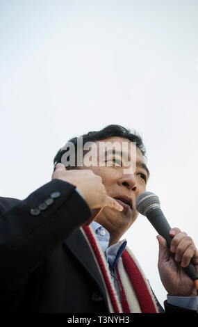 Boston, MA, Stati Uniti d'America 10 aprile 2019. YANG 2020 La campagna elettorale americana al rally Parkman Bandstand sul Boston Common. Più di mille i sostenitori di Andrew Yang riuniti per incontrare ed ascoltare il candidato democratico Yang parlare al Boston Common. Mostra fotografica di Yang rivolgendosi alla folla. Credito: Chuck Nacke/Alamy Live News Foto Stock