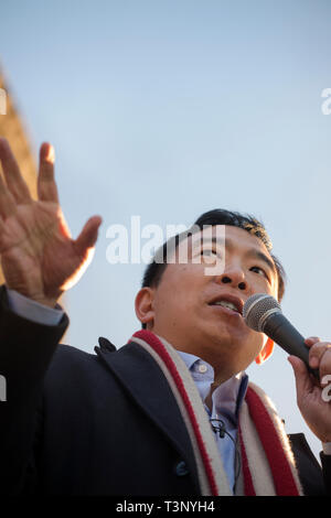 Boston, MA, Stati Uniti d'America 10 aprile 2019. YANG 2020 La campagna elettorale americana al rally Parkman Bandstand sul Boston Common. Più di mille i sostenitori di Andrew Yang riuniti per incontrare ed ascoltare il candidato democratico Yang parlare al Boston Common. Mostra fotografica di Yang rivolgendosi alla folla. Credito: Chuck Nacke/Alamy Live News Foto Stock