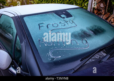 Lixwm, Flintshire, Galles del Nord, Regno Unito. Xi Apr, 2019. Regno Unito Meteo: un freddo gelido di iniziare la giornata con una notte di gelo per alcune parti del Regno Unito e una fredda inizia per molti di andare a lavorare. Le parole Frosty mattina scritto nel gelo su di un parabrezza di automobile questa mattina dopo una notte di gelo nel villaggio di Lixwm, Flintshire, Galles Foto Stock