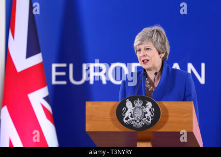 Bruxelles, Belgio. Xi Apr, 2019. Il Primo Ministro inglese Theresa Maggio ospita un briefing con la stampa dopo la riunione speciale del Consiglio europeo di Bruxelles, in Belgio, il 11 aprile 2019. I leader dell'Unione europea (UE)'s rimanenti 27 paesi membri hanno concordato di un flessibile di prolunga Brexit fino ad ottobre 31, Presidente del Consiglio europeo Donald Tusk ha detto qui a mezzanotte conferenza stampa maratona seguenti a porte chiuse i colloqui. Questo significa che la Gran Bretagna ha un termine supplementare di sei mesi per trovare la migliore soluzione possibile, detto il brosmio. Credito: Zhang Cheng/Xinhua/Alamy Live News Foto Stock