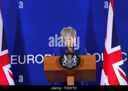 Bruxelles, Belgio. Xi Apr, 2019. Il Primo Ministro inglese Theresa Maggio ospita un briefing con la stampa dopo la riunione speciale del Consiglio europeo di Bruxelles, in Belgio, il 11 aprile 2019. I leader dell'Unione europea (UE)'s rimanenti 27 paesi membri hanno concordato di un flessibile di prolunga Brexit fino ad ottobre 31, Presidente del Consiglio europeo Donald Tusk ha detto qui a mezzanotte conferenza stampa maratona seguenti a porte chiuse i colloqui. Questo significa che la Gran Bretagna ha un termine supplementare di sei mesi per trovare la migliore soluzione possibile, detto il brosmio. Credito: Zhang Cheng/Xinhua/Alamy Live News Foto Stock