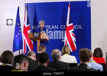 Bruxelles, Belgio. Xi Apr, 2019. Il Primo Ministro inglese Theresa Maggio ospita un briefing con la stampa dopo la riunione speciale del Consiglio europeo di Bruxelles, in Belgio, il 11 aprile 2019. I leader dell'Unione europea (UE)'s rimanenti 27 paesi membri hanno concordato di un flessibile di prolunga Brexit fino ad ottobre 31, Presidente del Consiglio europeo Donald Tusk ha detto qui a mezzanotte conferenza stampa maratona seguenti a porte chiuse i colloqui. Questo significa che la Gran Bretagna ha un termine supplementare di sei mesi per trovare la migliore soluzione possibile, detto il brosmio. Credito: Zhang Cheng/Xinhua/Alamy Live News Foto Stock