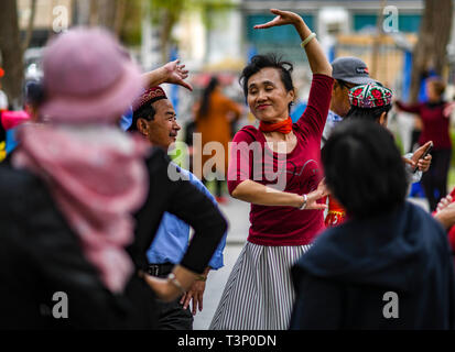Korla cinese Xinjiang Uygur Regione autonoma. Decimo Apr, 2019. La gente ballare la Piazza del Popolo in Korla, a nord-ovest della Cina di Xinjiang Uygur Regione autonoma, 10 aprile 2019. Credito: Zhao Ge/Xinhua/Alamy Live News Foto Stock