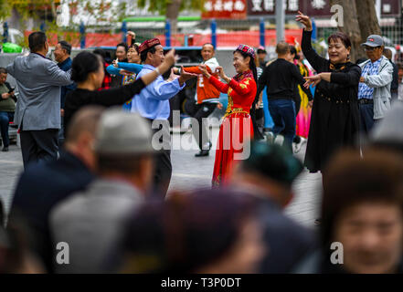 Korla cinese Xinjiang Uygur Regione autonoma. Decimo Apr, 2019. La gente ballare la Piazza del Popolo in Korla, a nord-ovest della Cina di Xinjiang Uygur Regione autonoma, 10 aprile 2019. Credito: Zhao Ge/Xinhua/Alamy Live News Foto Stock