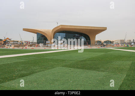 Doha in Qatar. Xi Apr, 2019. Lavoratori a Doha Metro Rapid transit system in città dello sport adiacente alla Al Khalifa International Stadium attualmente in costruzione che è programmato per diventare operativa entro la metà-2019 prima dell'apertura della Coppa del Mondo nel 2022. Il sistema di metropolitana opererà quattro linee con una lunghezza complessiva approssimata di 300 km e 100 stazioni Credito: amer ghazzal/Alamy Live News Foto Stock