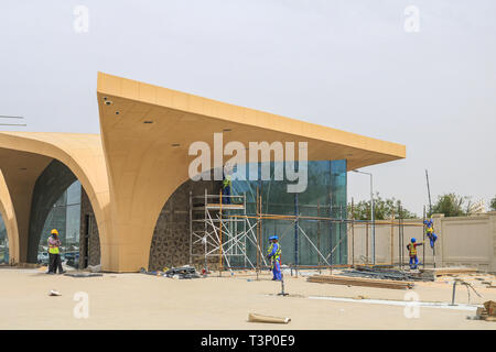 Doha in Qatar. Xi Apr, 2019. Lavoratori a Doha Metro Rapid transit system in città dello sport adiacente alla Al Khalifa International Stadium attualmente in costruzione che è programmato per diventare operativa entro la metà-2019 prima dell'apertura della Coppa del Mondo nel 2022. Il sistema di metropolitana opererà quattro linee con una lunghezza complessiva approssimata di 300 km e 100 stazioni Credito: amer ghazzal/Alamy Live News Foto Stock