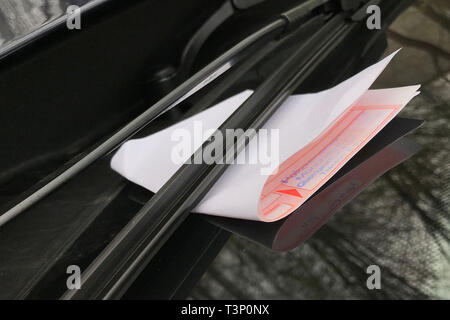 Monaco di Baviera, Deutschland. Xi Apr, 2019. Velocizzando il biglietto, traffico illecito, Knoellchen, parcheggio reato, del tergicristallo sul parabrezza di un auto, traffico traffico stradale, sbagliato parker, | Utilizzo di credito in tutto il mondo: dpa/Alamy Live News Foto Stock