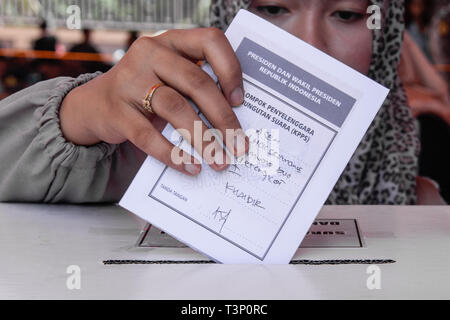 Lhokseumawe, Aceh, Indonesia. Xi Apr, 2019. Una donna si vede la colata il suo voto durante il pre-elettorale per trapano presidente, vice-candidati presidenziali e legislative in candidati Lhokseumawe, provincia di Aceh, Indonesia. Elezioni in Indonesia avrà luogo la prossima settimana il Mercoledì 17 Aprile, 2019. Credito: Zikri Maulana/SOPA Immagini/ZUMA filo/Alamy Live News Foto Stock