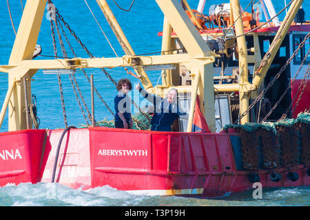 Aberystwyth Wales, Regno Unito. Xi Apr, 2019. Regno Unito: Meteo locale i pescatori costieri nei loro smerlo barca da pesca sul mare calmo su un gloriosamente luminosa e soleggiata mattina in Aberystwyth su Cardigan Bay costa del Galles occidentale. Credito: keith morris/Alamy Live News Foto Stock