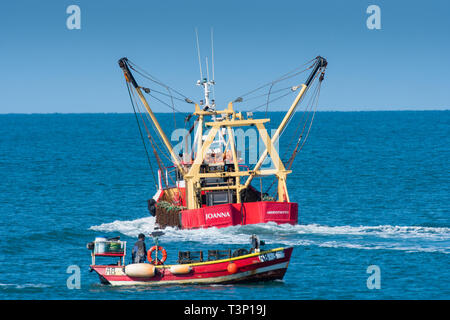 Aberystwyth Wales, Regno Unito. Xi Apr, 2019. Regno Unito: Meteo locale i pescatori costieri nei loro piccole imbarcazioni sul mare calmo su un gloriosamente luminosa e soleggiata mattina in Aberystwyth su Cardigan Bay costa del Galles occidentale. Credito: keith morris/Alamy Live News Foto Stock