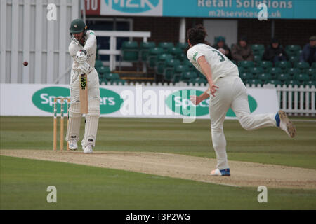 Leicester, Regno Unito. Xi Apr, 2019. Daryl Mitchell è battuto da una palla da Chris Wright durante la contea Specsavers gara di campionato tra Leicestershire e Worcestershire a Grace Road, Leicester, Inghilterra il 11 aprile 2019. Foto di Giovanni Mallett. Solo uso editoriale, è richiesta una licenza per uso commerciale. Nessun uso in scommesse, giochi o un singolo giocatore/club/league pubblicazioni. Credit: UK Sports Pics Ltd/Alamy Live News Foto Stock