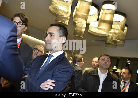 Milano, Italia. 11 Aprile, 2019. Luigi Di Maio visita il Salone del Mobile di Milano nella foto: Luigi Di Maio Alberto Bonisoli (Riccardo Giordano sicki/fotogramma, Milano - 2019-04-11) p.s. la foto e' utilizzabile nel rispetto del contesto in cui e' stata scattata, e senza intento diffamatorio del decoro delle persone rappresentate Foto Stock