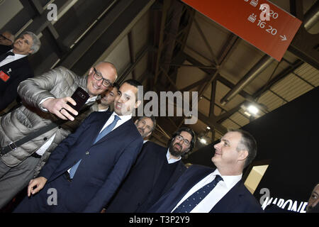 Milano, Italia. 11 Aprile, 2019. Luigi Di Maio visita il Salone del Mobile di Milano nella foto: Luigi Di Maio Alberto Bonisoli (Riccardo Giordano sicki/fotogramma, Milano - 2019-04-11) p.s. la foto e' utilizzabile nel rispetto del contesto in cui e' stata scattata, e senza intento diffamatorio del decoro delle persone rappresentate Foto Stock