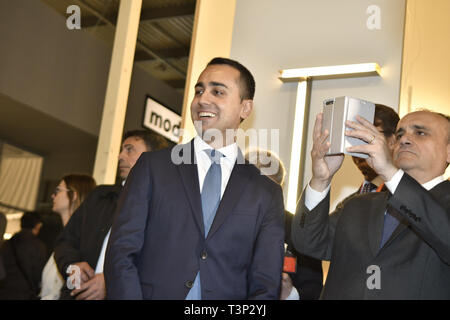 Milano, Italia. 11 Aprile, 2019. Luigi Di Maio visita il Salone del Mobile di Milano nella foto: Luigi Di Maio Alberto Bonisoli (Riccardo Giordano sicki/fotogramma, Milano - 2019-04-11) p.s. la foto e' utilizzabile nel rispetto del contesto in cui e' stata scattata, e senza intento diffamatorio del decoro delle persone rappresentate Foto Stock